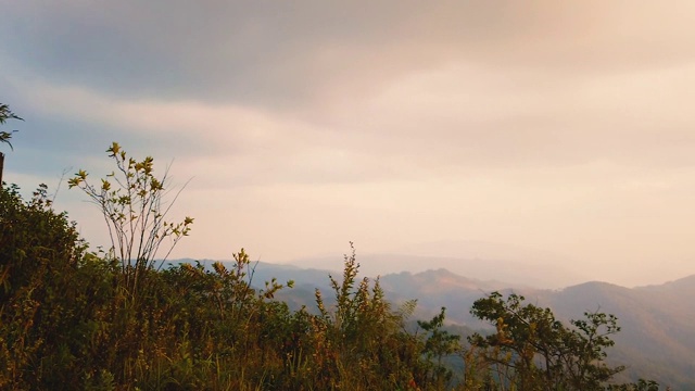 史诗空中飞行在雾福勒斯特日落美丽的秋天季节福勒斯特山日落橙色颜色灵性灵感度假概念。视频下载