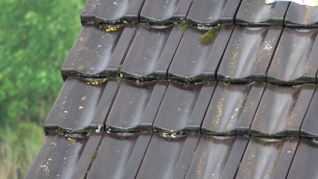 雨从屋顶流下，下雨天，4千块视频素材