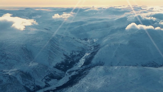 山间峡谷上空的云朵视频下载