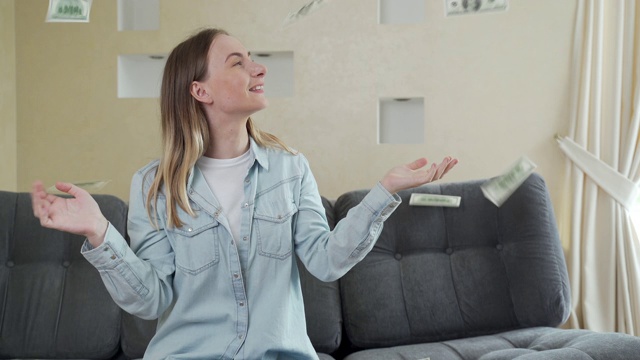 现金落在高兴惊喜的女人身上，有利的银行贷款条件视频素材