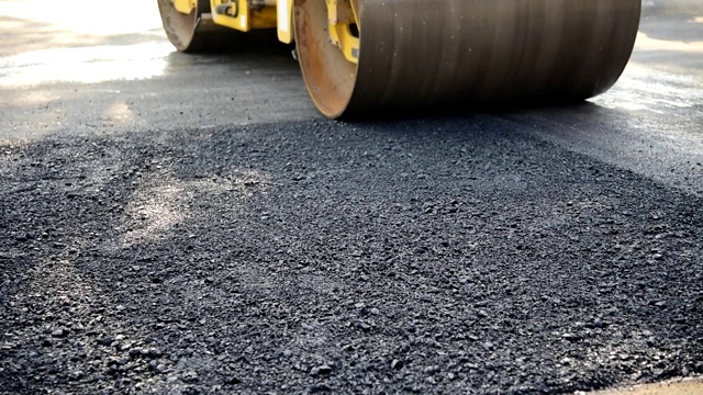 压路机正在平整沥青路。视频素材