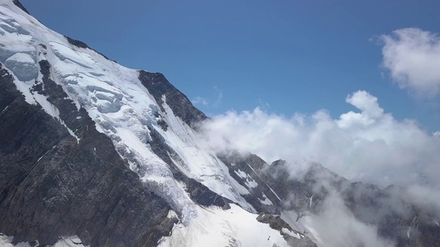 飞越高山中的Bionnassay冰川视频素材