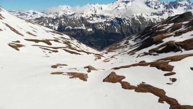 徒步者飞向雪山山顶，滑雪旅游登山视频素材