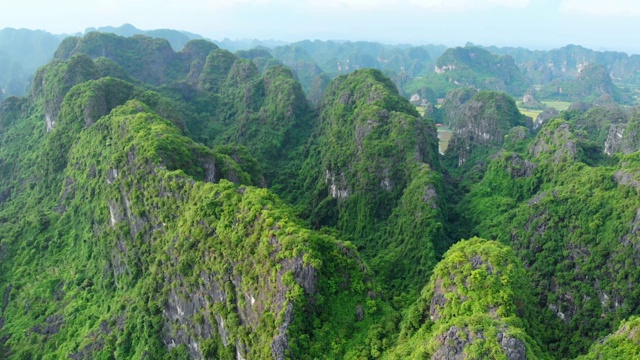 越南宁平地区鸟瞰图，董安潭旅游景点视频素材