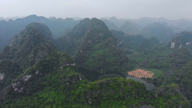 越南宁平地区鸟瞰图，董安潭旅游景点视频素材