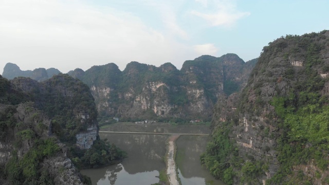 越南宁平地区鸟瞰图，董安潭旅游景点视频素材