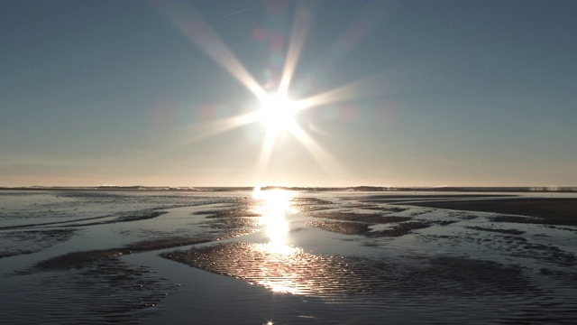 海水在阳光海滩雕刻沙子视频素材