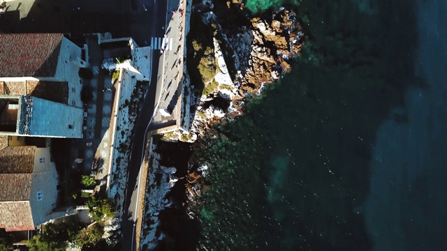 法国蔚蓝海岸昂蒂布的航拍镜头。地中海晴朗的一天。古老的城堡和大海。屋顶和海滩视频素材