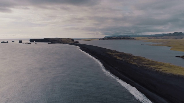 高角度透视显示Reynisfjara火山沙滩，Vik，冰岛视频素材