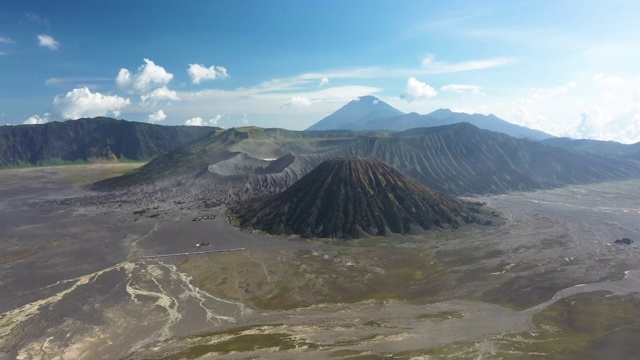 在阳光明媚的一天，从上面俯瞰巴托克山和布罗莫山，令人惊叹的鸟瞰图。视频素材