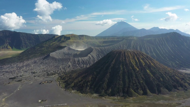 在阳光明媚的一天，从上面俯瞰巴托克山和布罗莫山，令人惊叹的鸟瞰图。视频素材