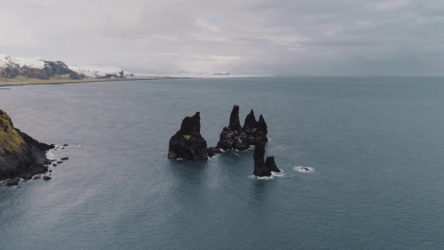 冰岛维克Reynisfjara，空中射击飞向Reynisdrangar玄武岩柱视频素材