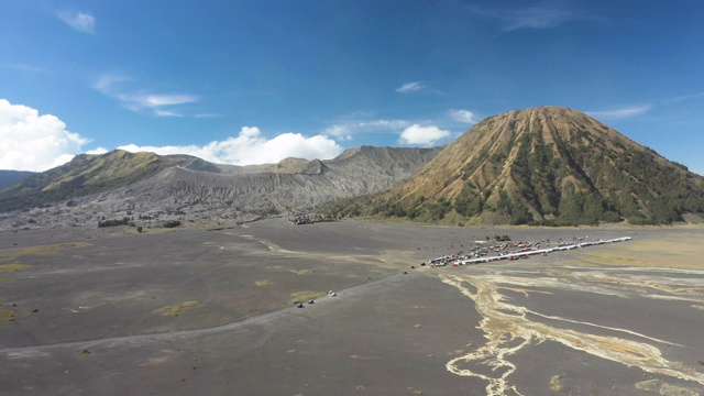 在阳光明媚的一天，从上面俯瞰巴托克山和布罗莫山，令人惊叹的鸟瞰图。视频素材