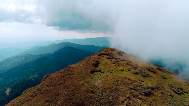 在云中风景如画的山峰上飞行视频素材