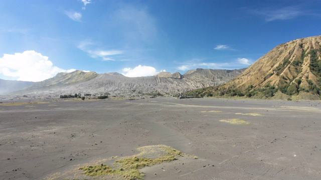 在阳光明媚的一天，从上面俯瞰巴托克山和布罗莫山，令人惊叹的鸟瞰图。视频素材