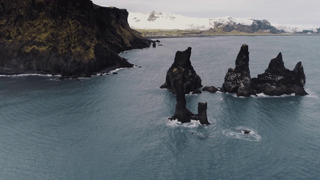 航拍显示Reynisdrangar玄武岩柱，Reynisfjara, Vik，冰岛视频素材