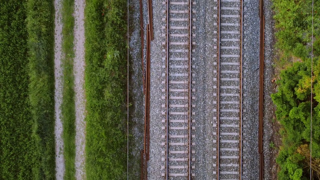 飞过铁路轨道，俯视图。视频素材