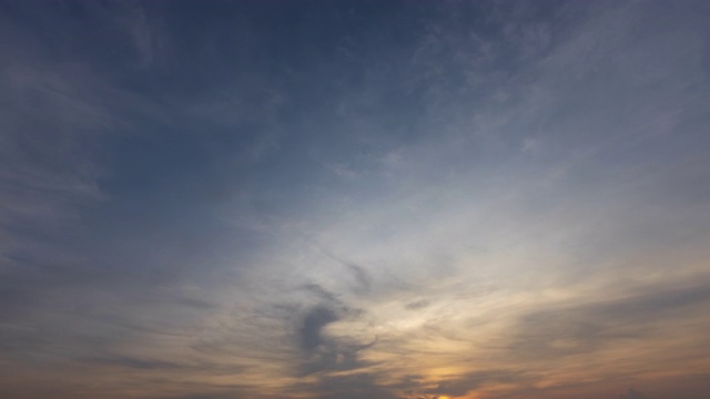 日落时的天空、太阳和云都带有光线。自然背景视频素材