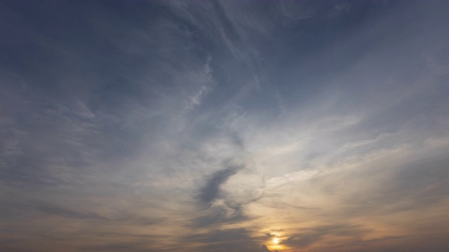 日落时的天空、太阳和云都带有光线。自然背景视频素材