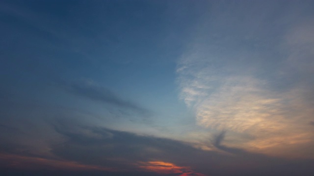 日落时的天空、太阳和云都带有光线。自然背景视频素材