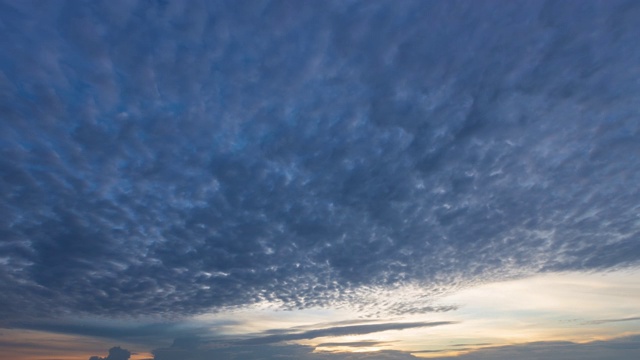 日落时的天空、太阳和云都带有光线。自然背景视频素材