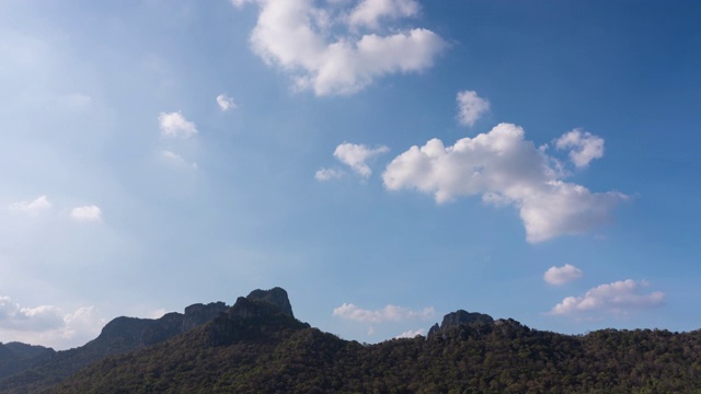 天空和云在山上。自然背景视频素材