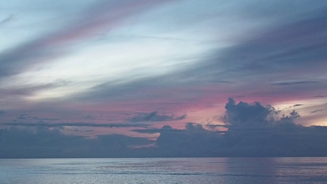 海洋日出，紫色和橙色的天空视频素材