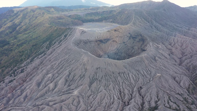 从上面俯瞰，令人惊叹的布罗莫火山鸟瞰图和从火山口升起的气体云。视频素材