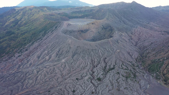 从上面俯瞰，令人惊叹的布罗莫火山鸟瞰图和从火山口升起的气体云。视频素材