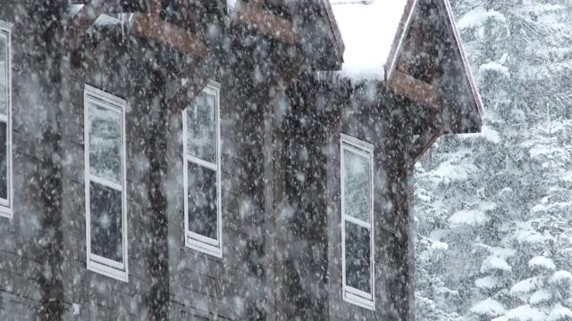 冬季公寓大楼遭遇大雪视频素材