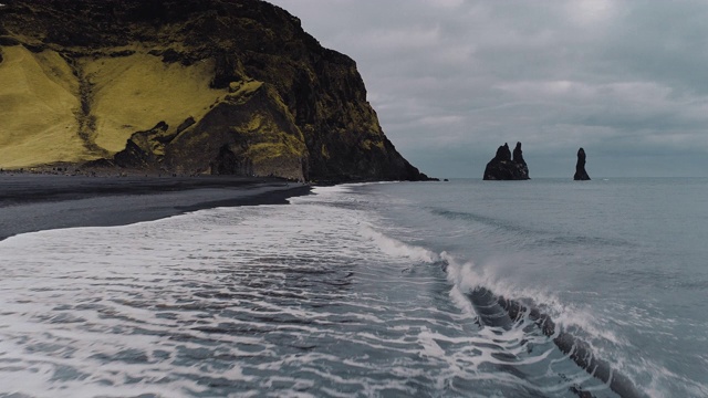 低角度无人机飞过海浪，Reynisfjara，冰岛Vik视频素材