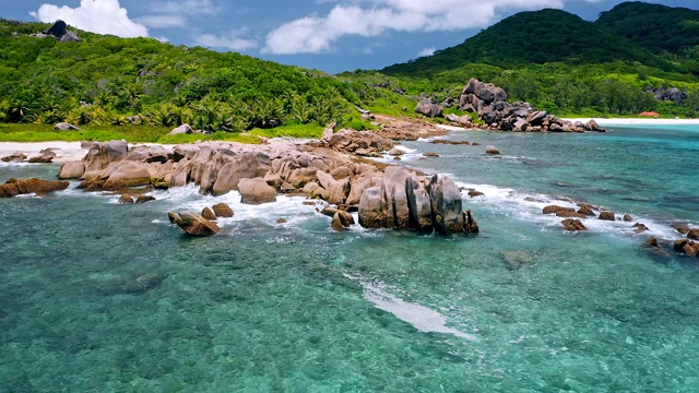 鸟瞰图独特的海岸线与自然花岗岩巨石在遥远的天堂像海滩隐藏视频素材