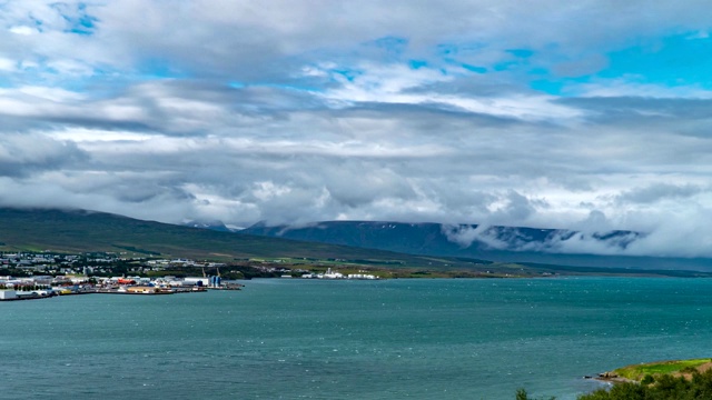 冰岛小镇阿库雷里和峡湾上空的云朵视频下载