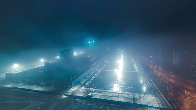 夜晚城市的大雾天气。时间流逝视频素材