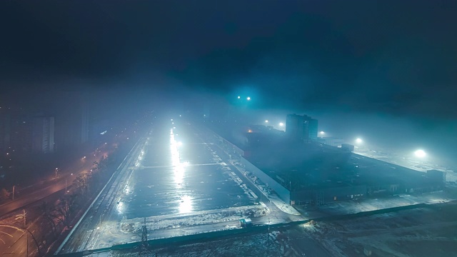 城市上空雾蒙蒙的雨夜。时间流逝视频素材