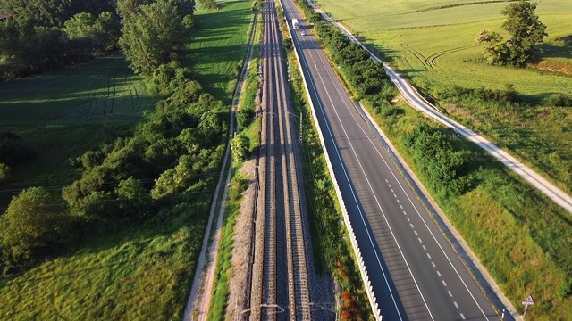 鸟瞰图，乡村景观中的铁路和公路。视频素材