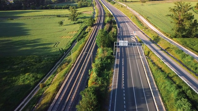 鸟瞰图，乡村景观中的铁路和公路。视频素材