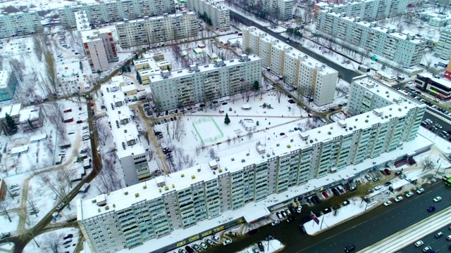 舒适的公寓综合体，雪景庭院鸟瞰图视频素材