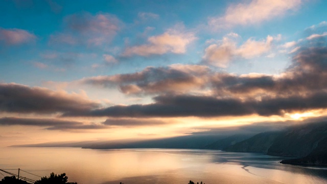 令人惊叹的日出时间流逝令人印象深刻的火和烟的颜色。宁静的清晨和美丽的。视频素材