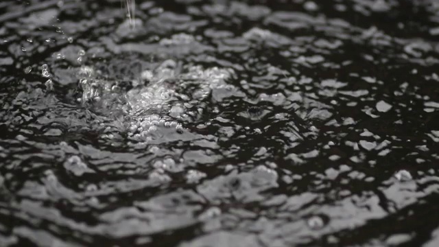 表面雨水倾泻视频素材