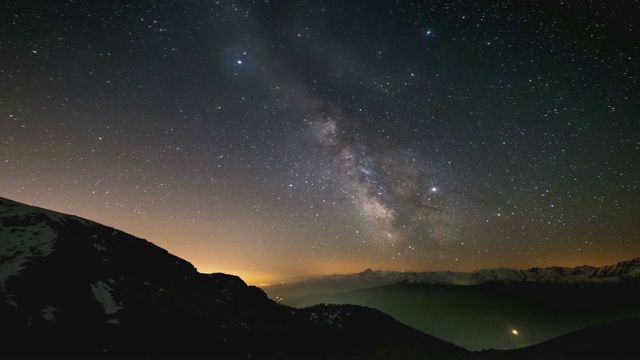 天文时间流逝，阿尔卑斯山上的银河星群，暴风雨的天空，雾和云视频素材