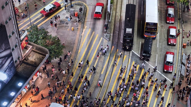 香港中环行人及通勤者穿过行人通道的时间图(鸟瞰图视频素材