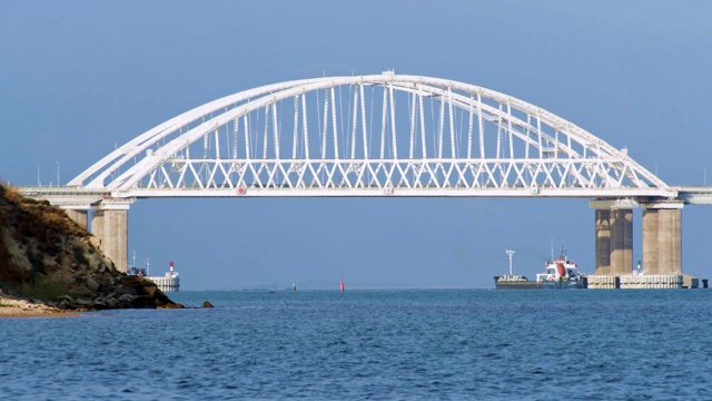 美丽的海景，白色的大桥视频素材