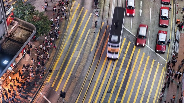 香港中环行人及通勤者穿过行人通道的时间图，鸟瞰图视频素材