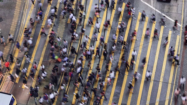 香港中环行人及通勤者穿过行人通道的时间图(鸟瞰图视频素材