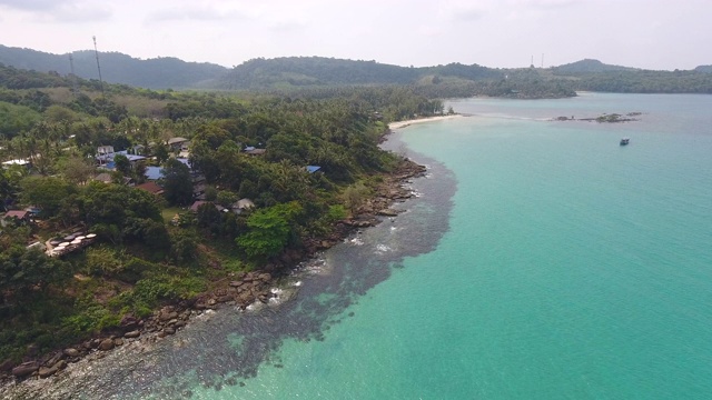 岛上的热带海岸海洋，鸟瞰图视频素材