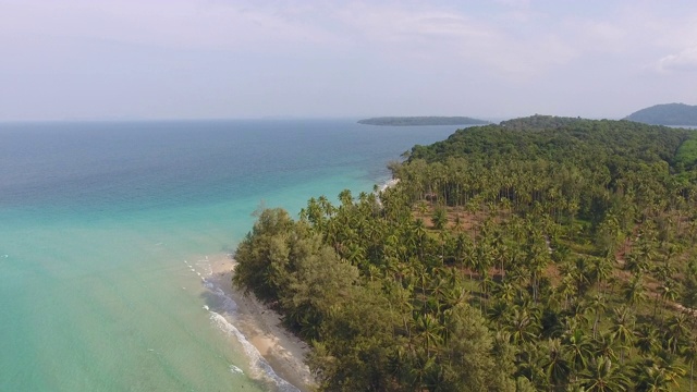 岛上的热带海岸海洋，鸟瞰图视频素材