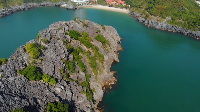 越南下龙湾，吉巴岛和新旅游胜地海滩的蓝天视频素材