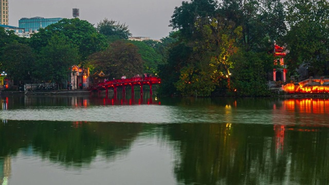 一对游客徒步旅行在印尼苏门答腊岛多巴湖的观点视频素材