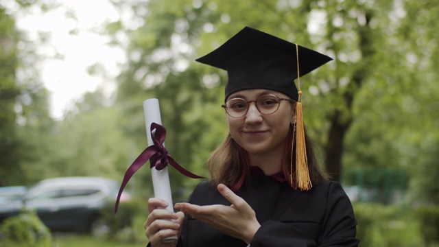 穿着毕业礼服和学位帽的少女视频素材